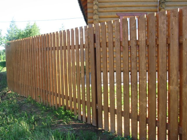 Забор из штакетника деревянного своими руками
