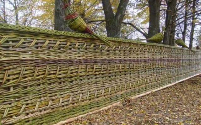 Как сделать плетенный забор своими руками