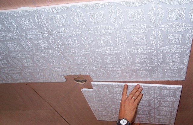 Как правильно клеить потолочную плитку своими руками