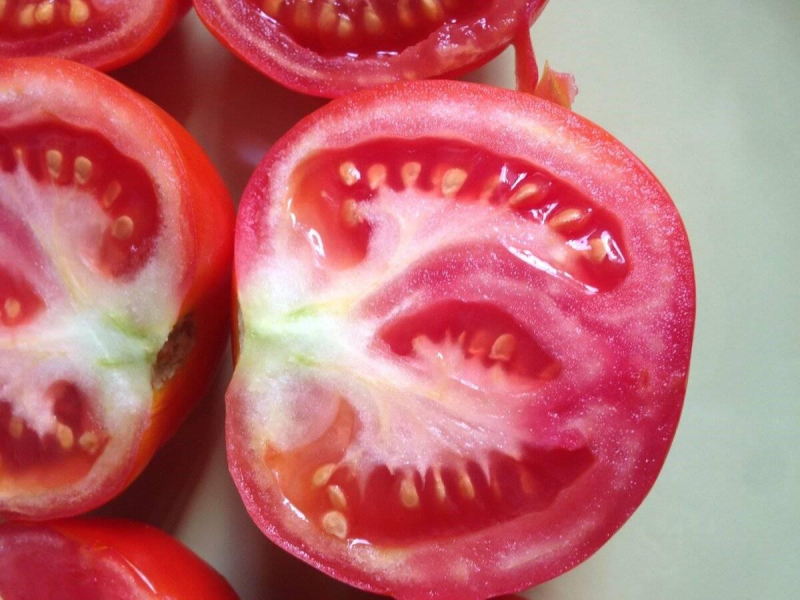 Почему желтые плечики у томатов при созревании: причины, лечение